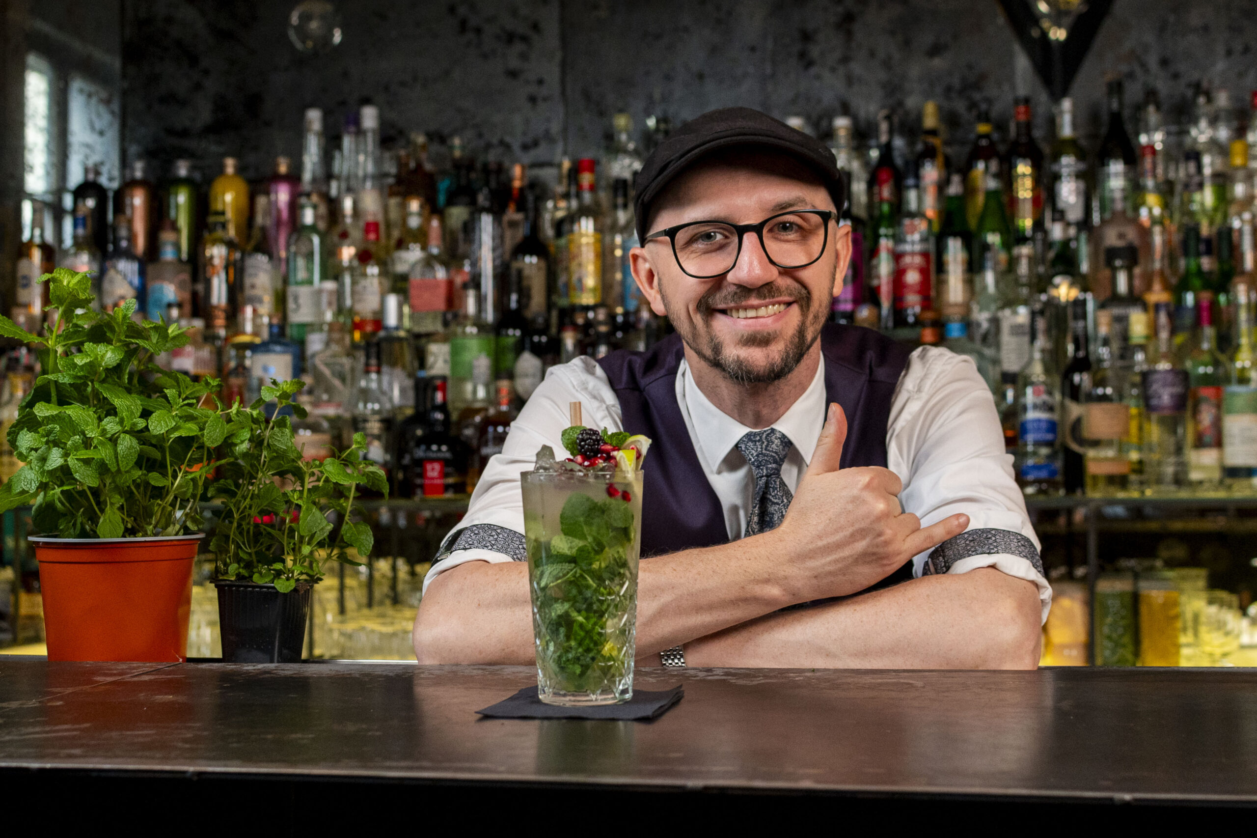 barman pokazujący przepis na proste i smaczne drinki